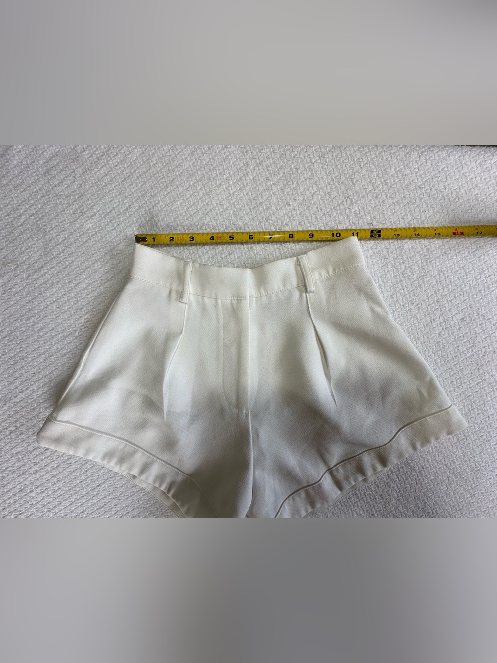White Fox Tailored White Shorts — XS — Chic Minimal Style - Picture 2 of 5
